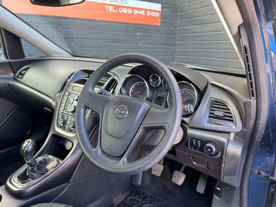 2012 Opel Astra - image 7