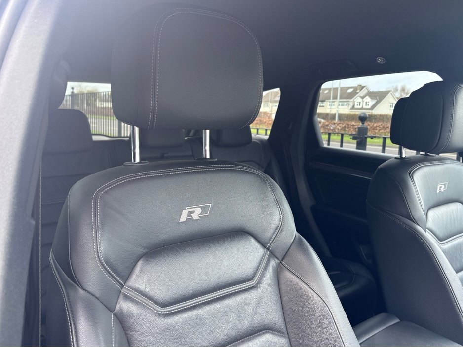 2018 Volkswagen Touareg - image 9