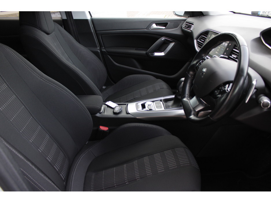 2017 Peugeot 308 - image 11