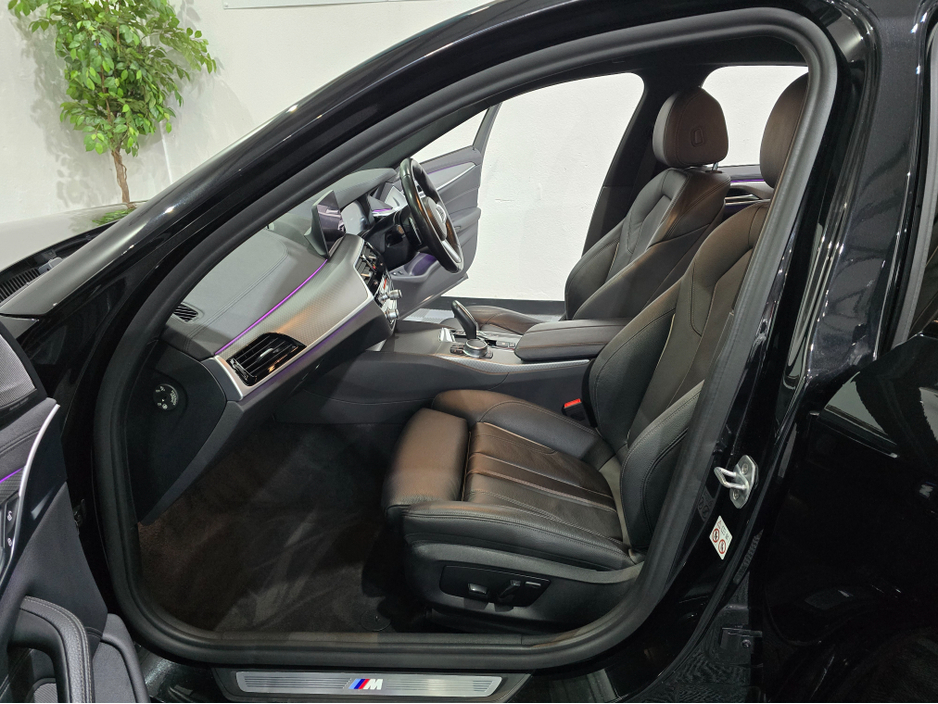 2019 BMW 5 Series - image 9