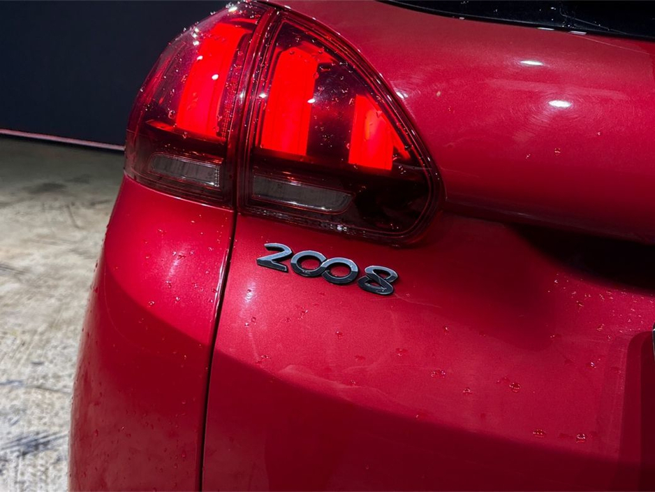 2020 Peugeot 2008 - image 11