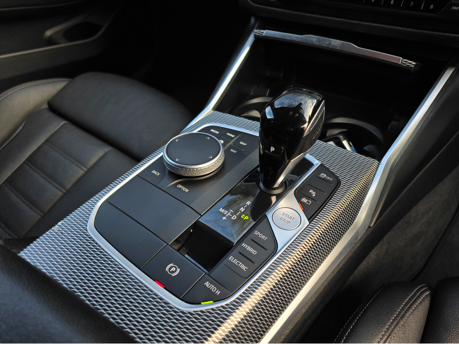 2022 BMW 3 Series - image 21