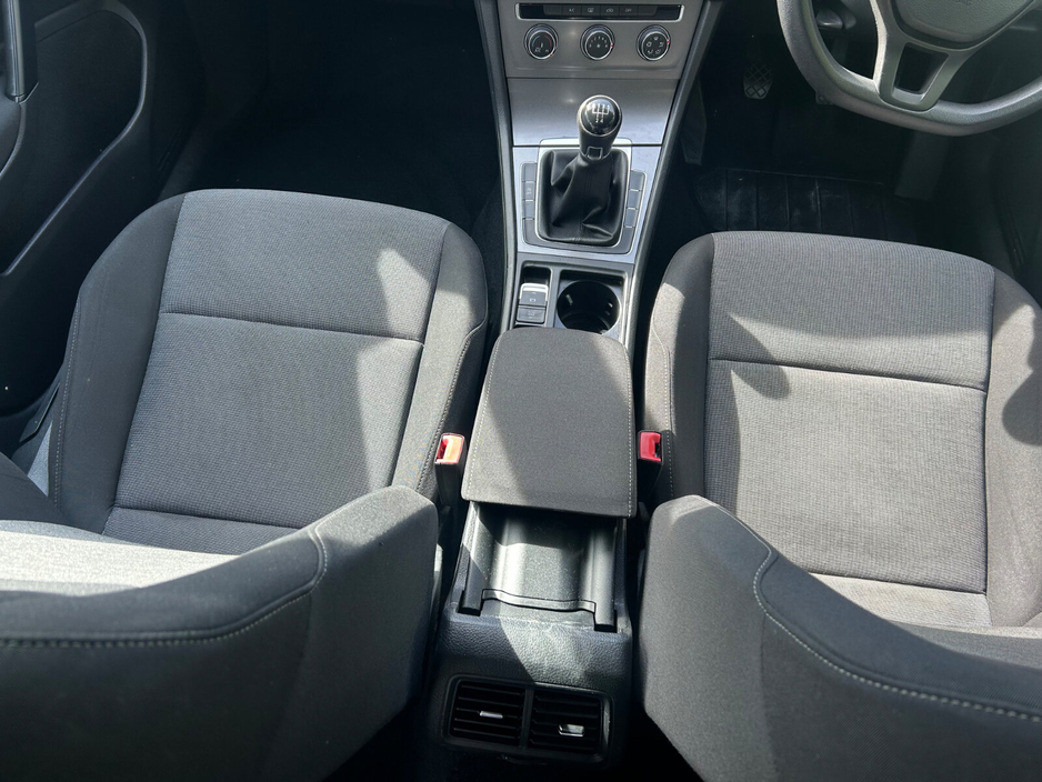 2013 Volkswagen Golf - image 15