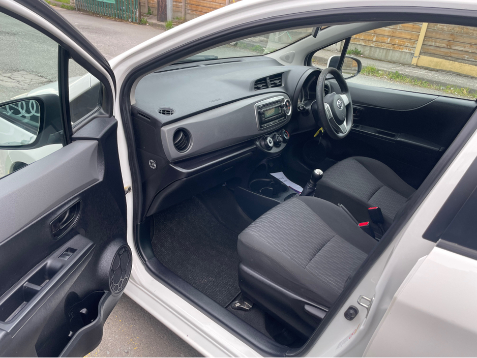 2012 Toyota Yaris - image 14