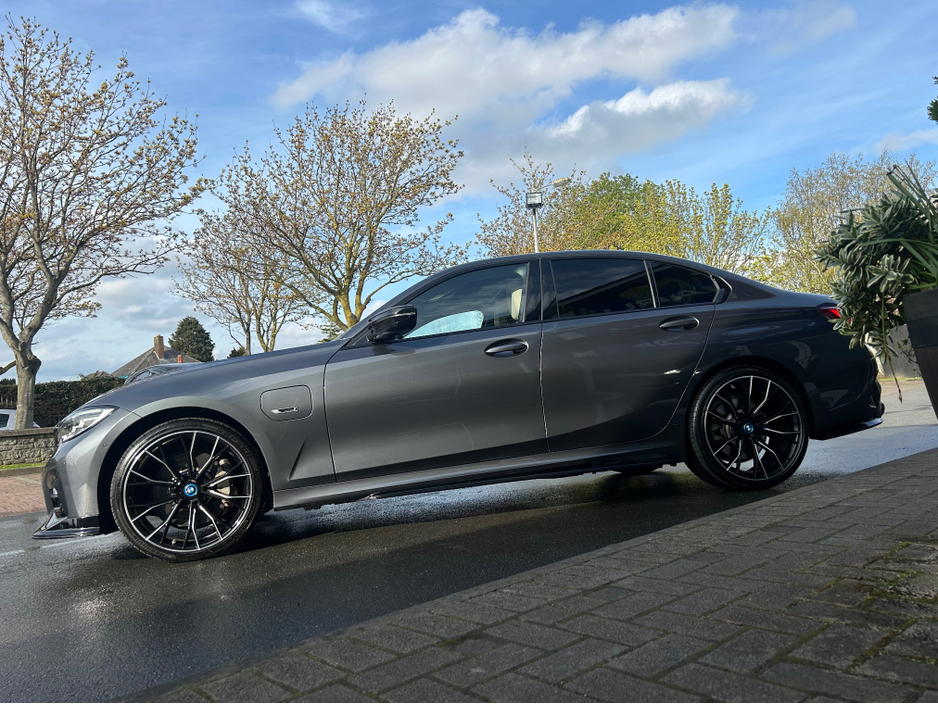 2021 BMW 3 Series - image 7