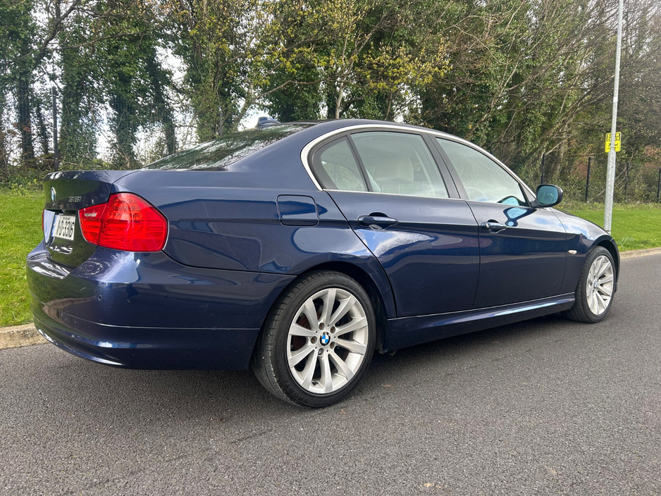 2011 BMW 3 Series - image 2