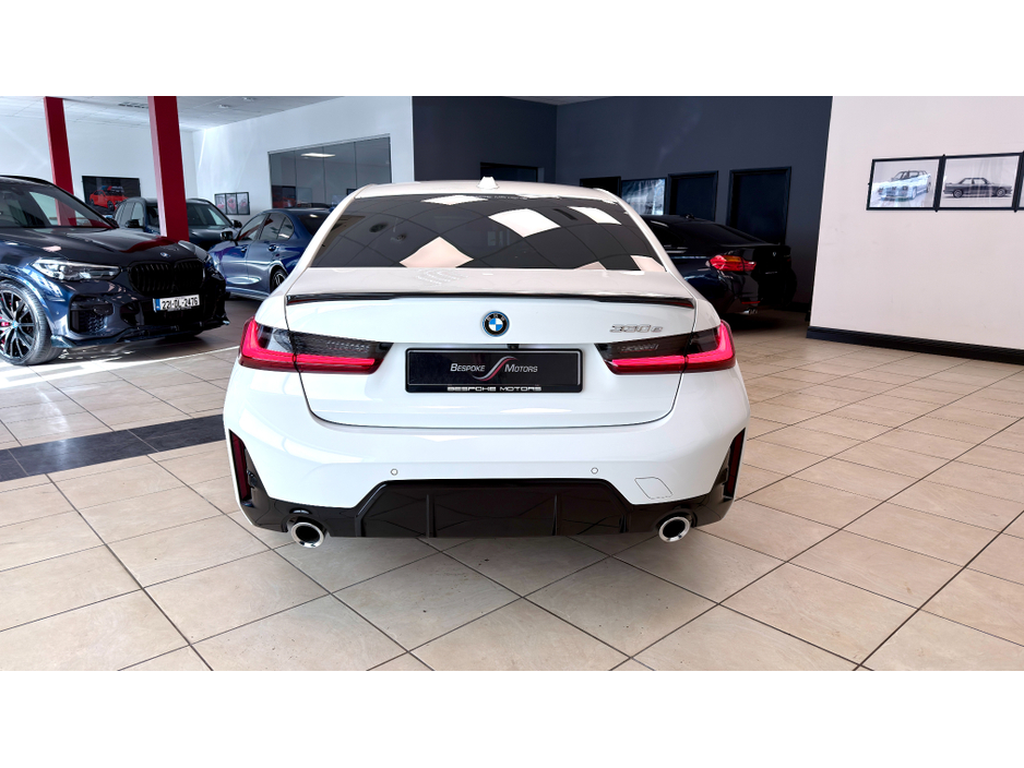 2025 BMW 3 Series - image 31