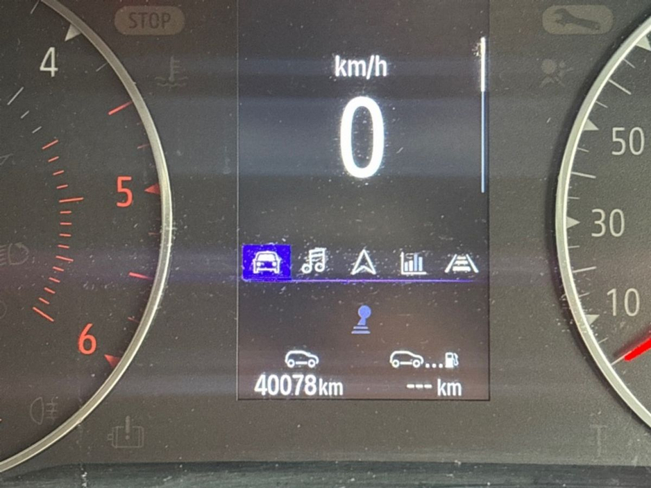 2023 Renault Trafic - image 11