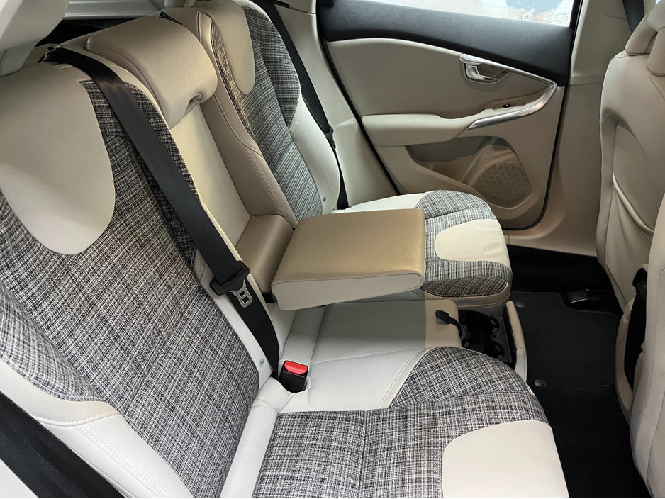 2018 Volvo V40 - image 12