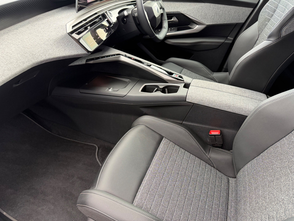 2025 Peugeot 3008 - image 9