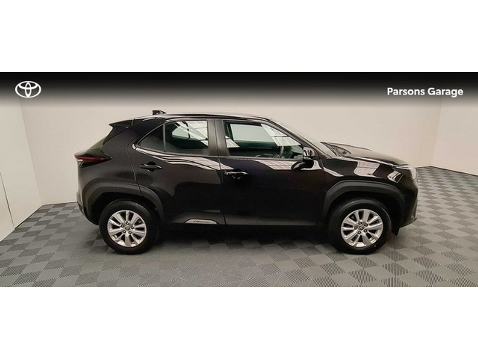 2023 Toyota Yaris Cross - image 3