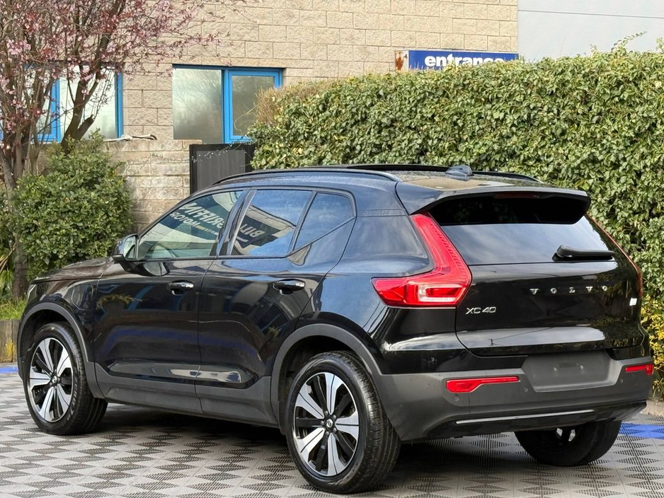2022 Volvo XC40 - image 7