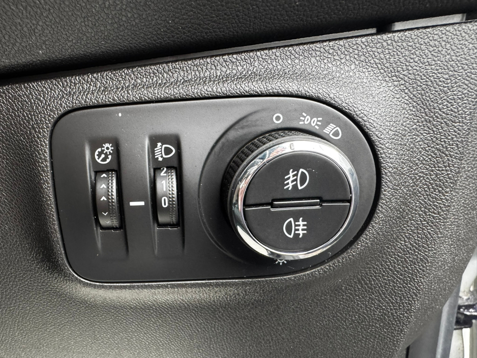 2017 Opel Corsa - image 16