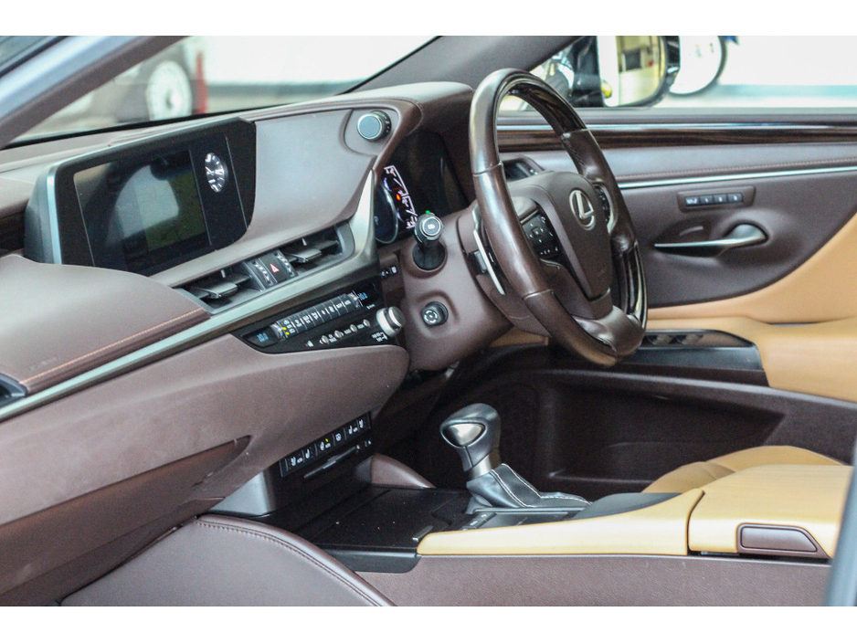 2021 Lexus ES 300 H - image 27