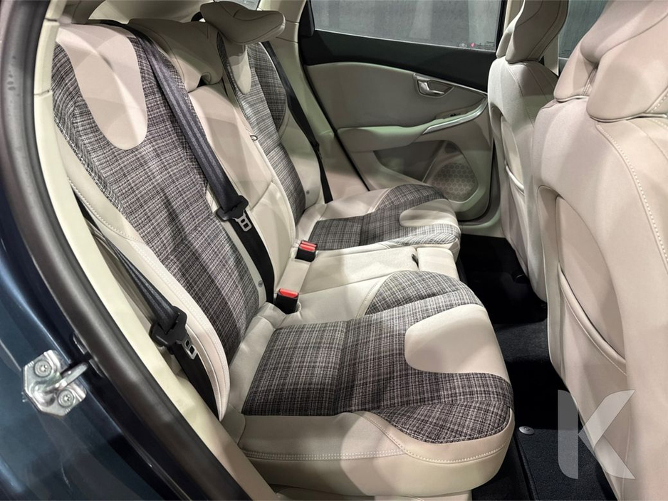 2017 Volvo V40 - image 20