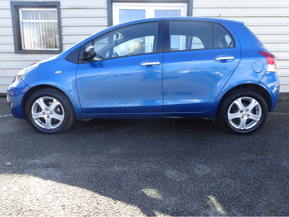 2010 Toyota Yaris - image 4