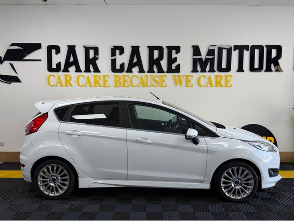 2015 Ford Fiesta - image 3