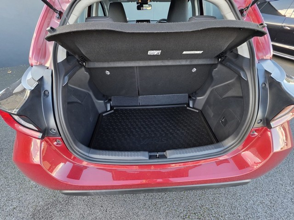 2023 Toyota Yaris - image 10