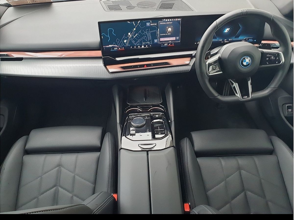 2025 BMW 5 Series - image 4