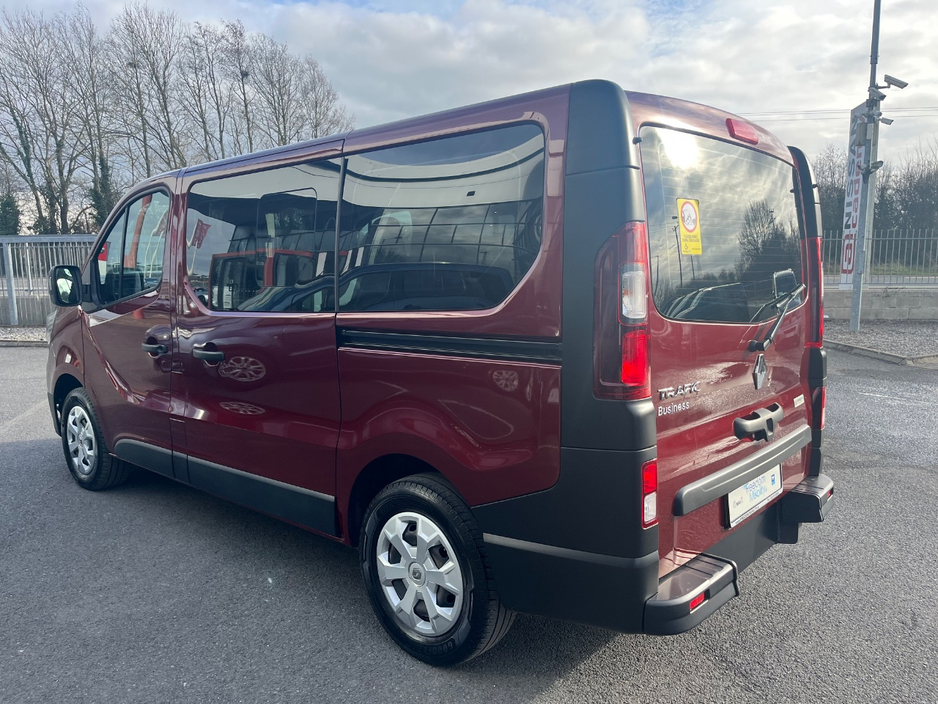 2023 Renault Trafic Passenger - image 6
