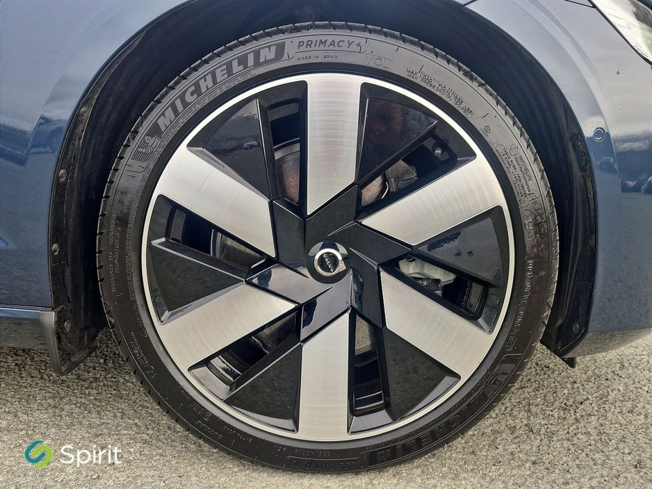 2025 Volvo V60 - image 9