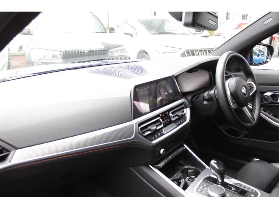 2021 BMW 3 Series - image 24