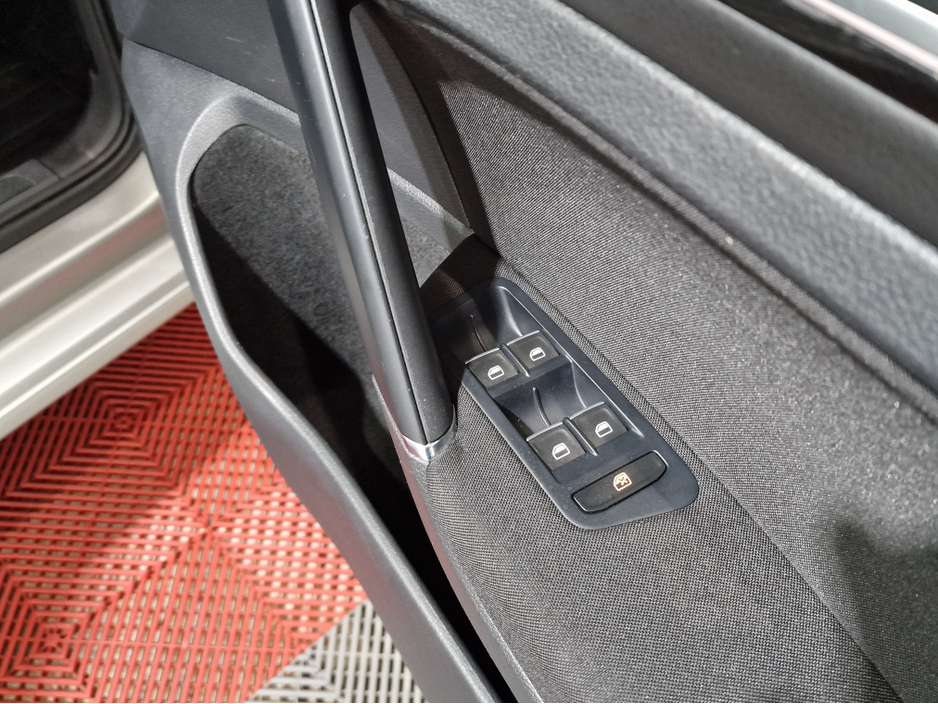 2013 Volkswagen Golf - image 20