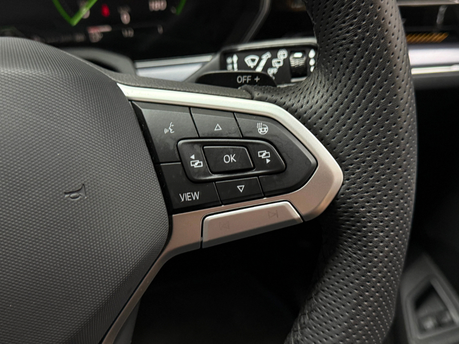 2025 Volkswagen Touareg - image 20