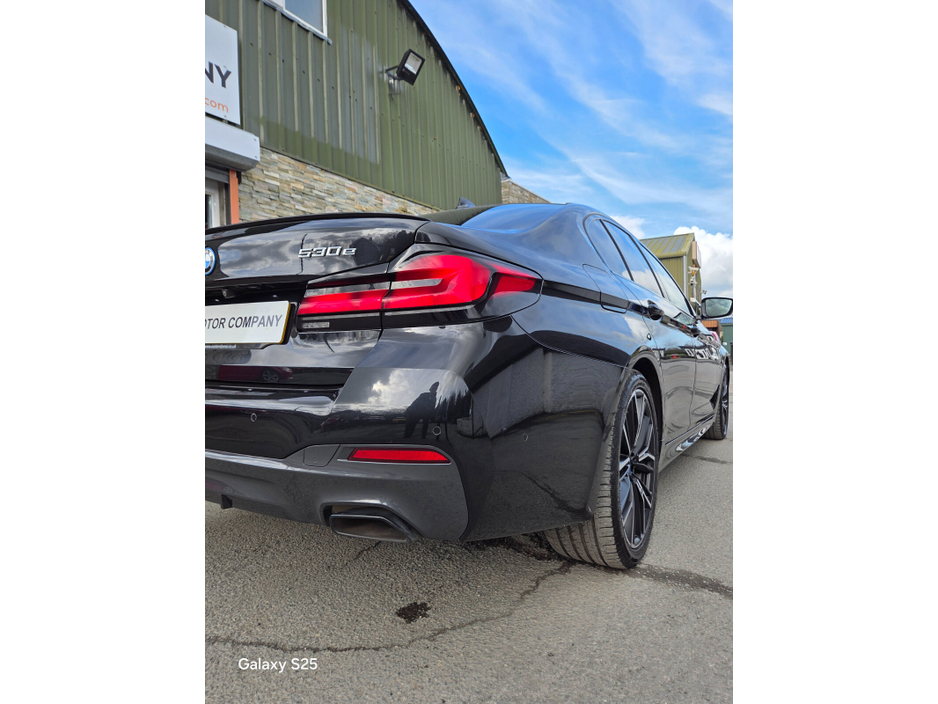 2021 BMW 5 Series - image 7