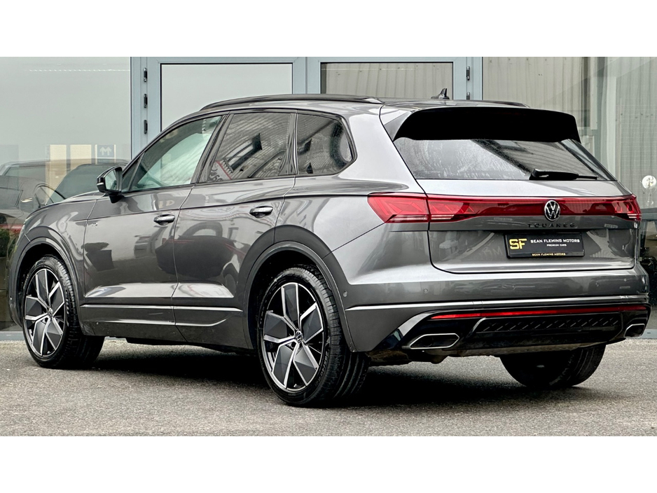 2025 Volkswagen Touareg - image 10