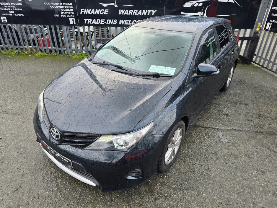 2015 Toyota Auris - image 3