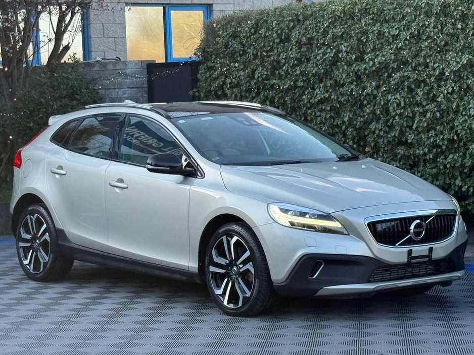 2019 Volvo V40 - image 16