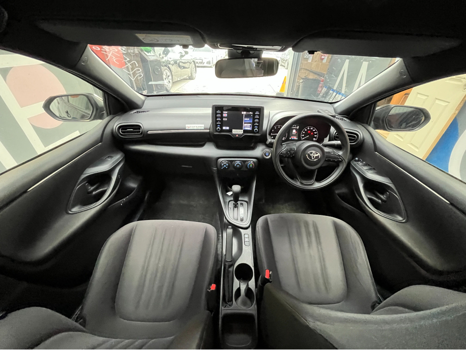 2020 Toyota Yaris - image 12