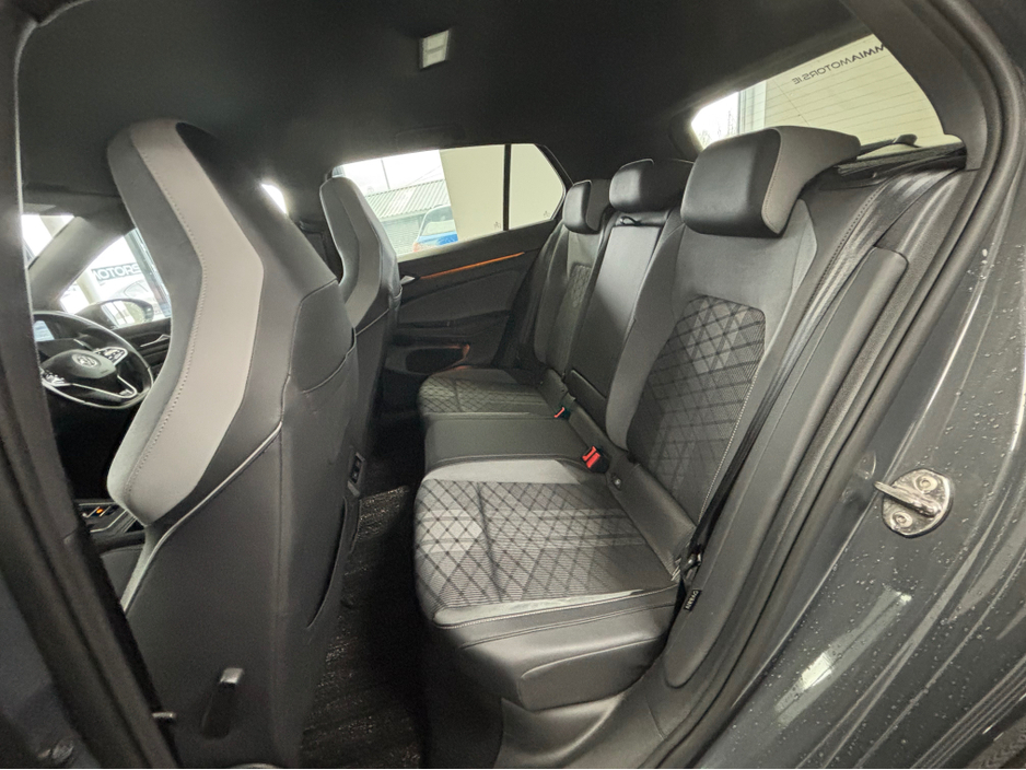 2021 Volkswagen Golf - image 10