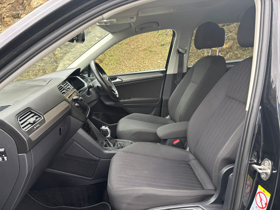 2023 Volkswagen Tiguan - image 6