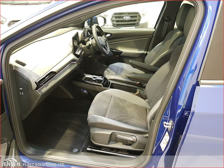 2023 Volkswagen ID.4 - image 8