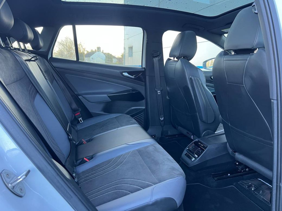 2023 Volkswagen ID.4 - image 9