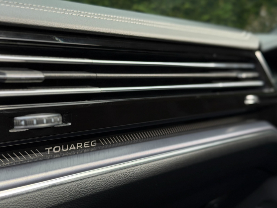 2025 Volkswagen Touareg - image 9