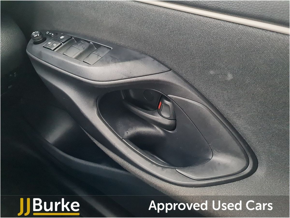 2022 Toyota Yaris - image 17