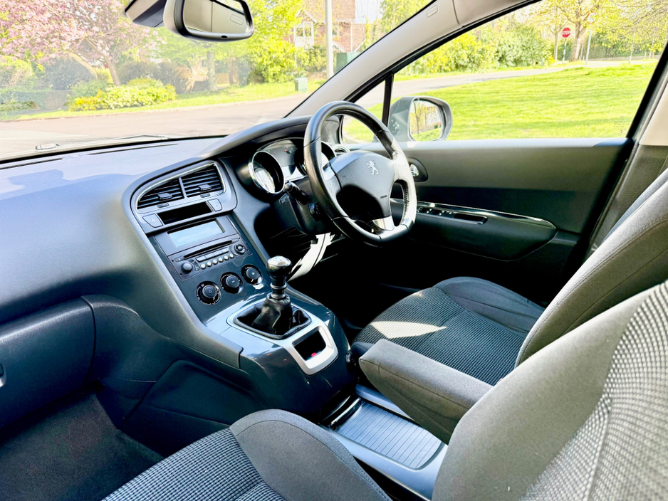 2016 Peugeot 5008 - image 14