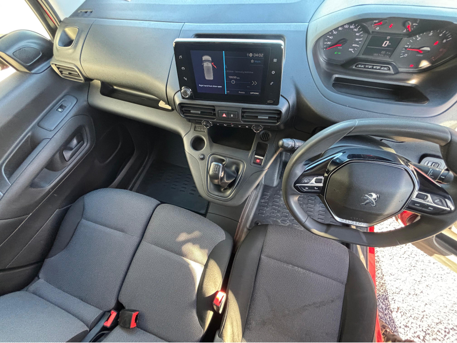 2021 Peugeot Partner - image 4