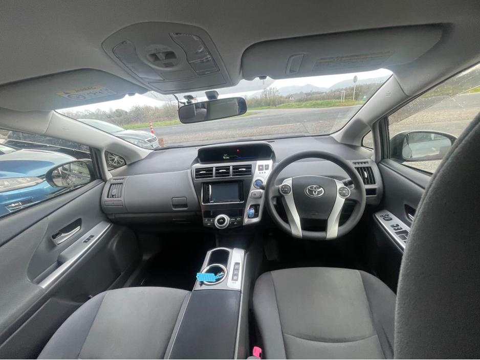 2014 Toyota Prius Alpha - image 10