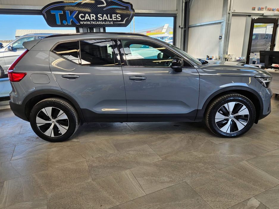 2023 Volvo XC40 - image 2