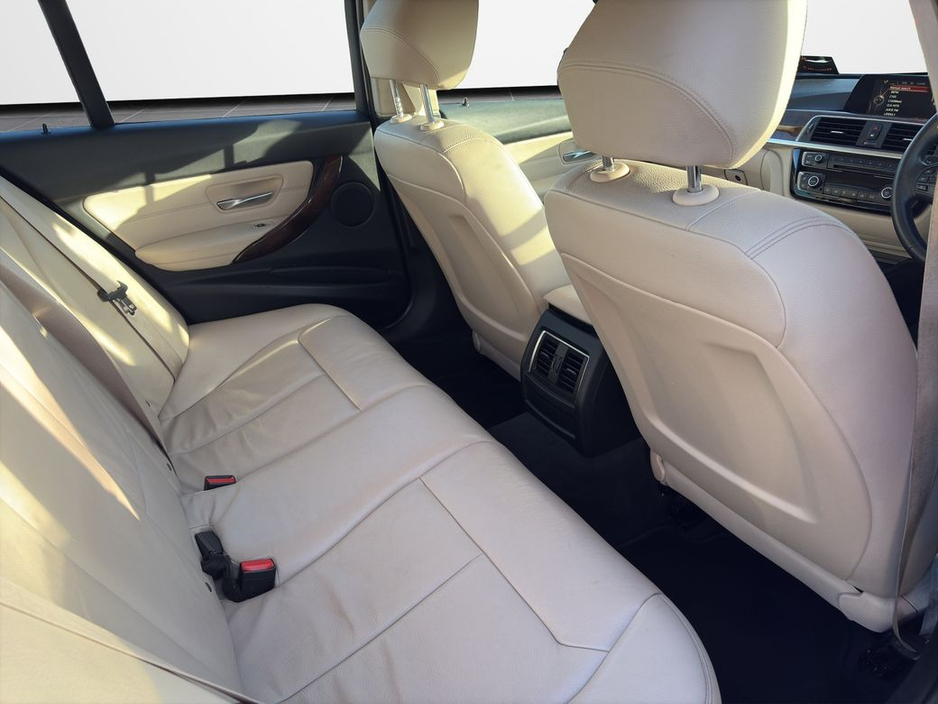 2017 BMW 3 Series - image 12