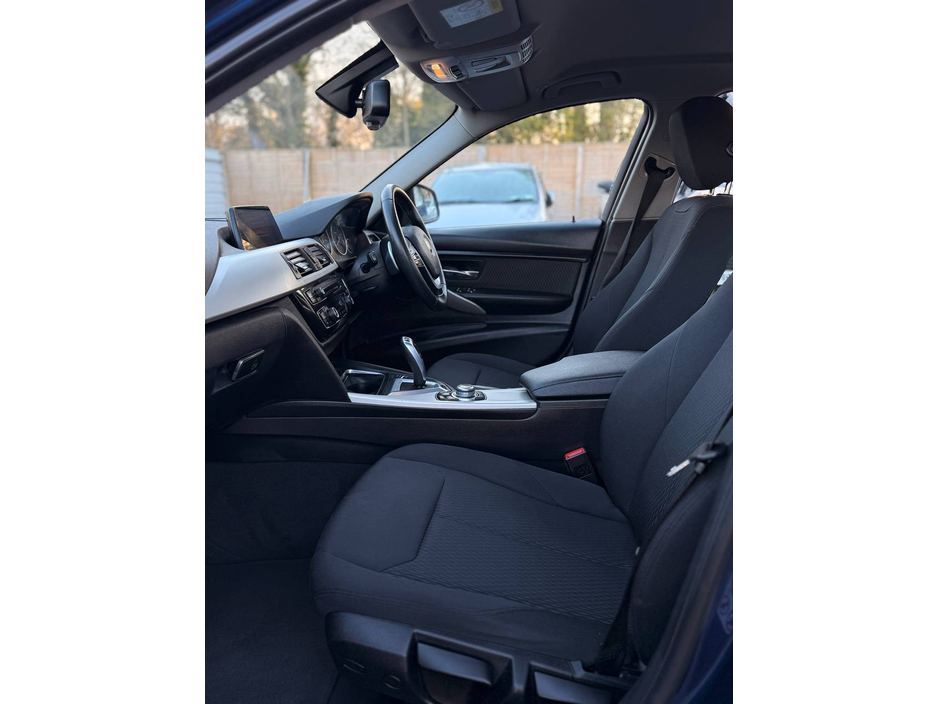 2017 BMW 3 Series - image 40