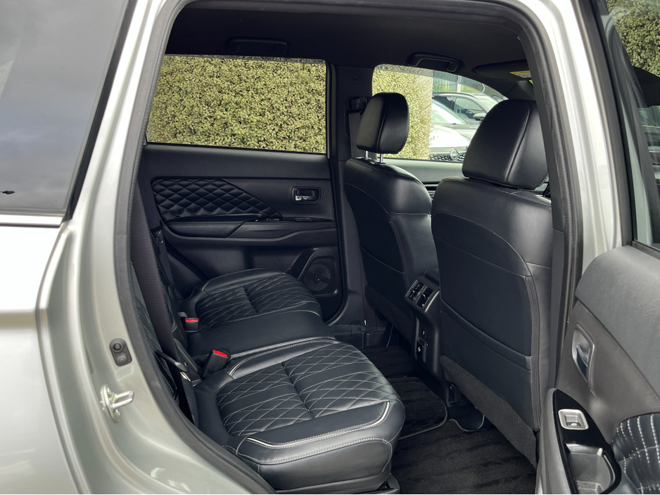 2020 Mitsubishi Outlander - image 10