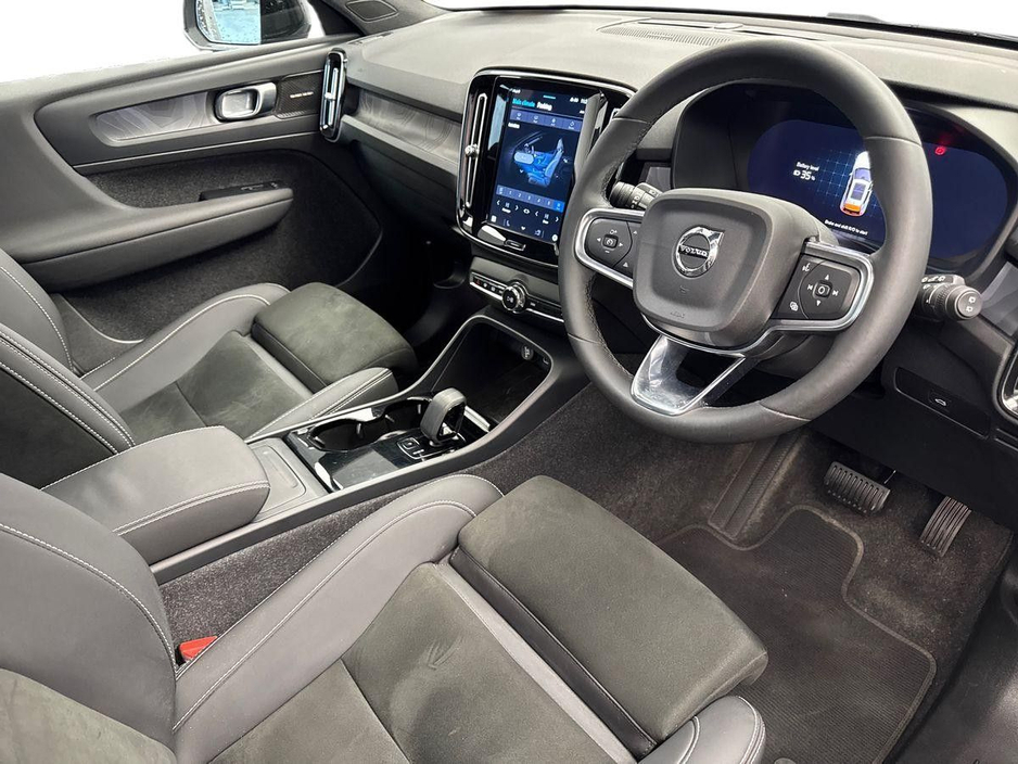2023 Volvo XC40 - image 6