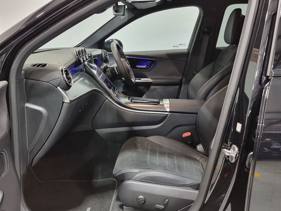 2025 Mercedes-Benz GLC Class - image 4