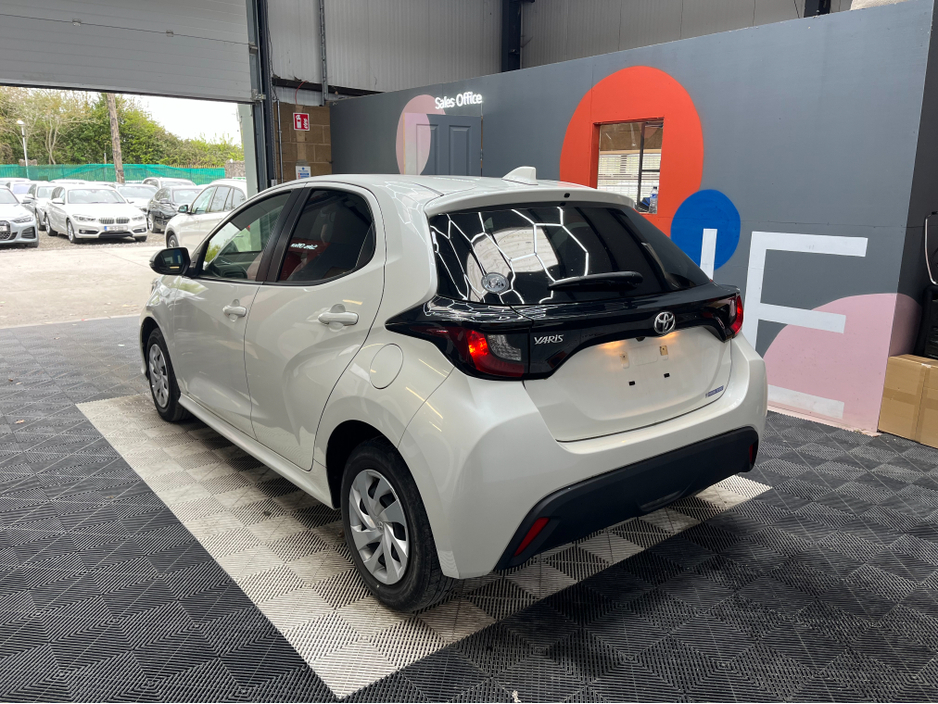 2022 Toyota Yaris - image 4