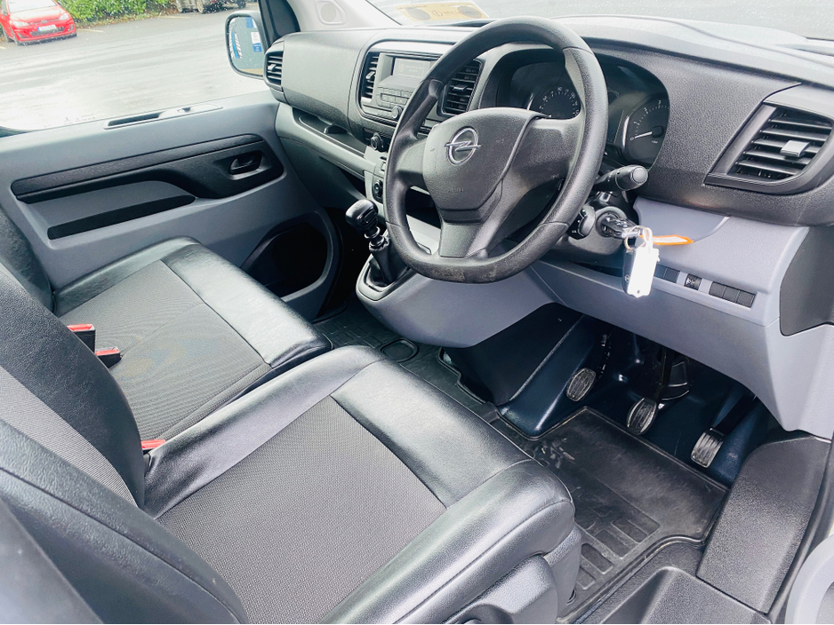 2022 Opel Vivaro - image 11